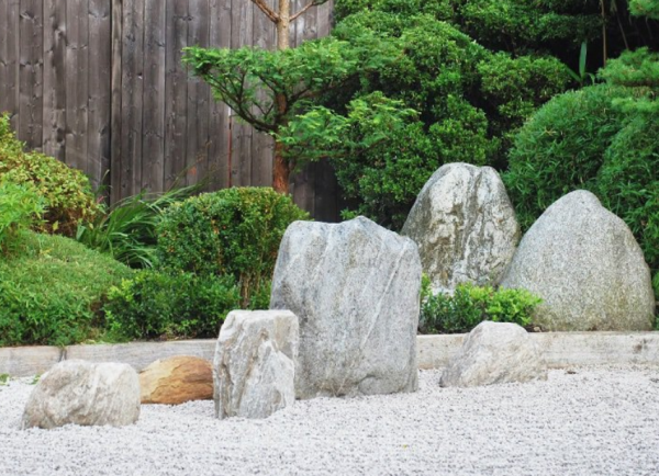 Hiasan Batu dengan Gaya Zen